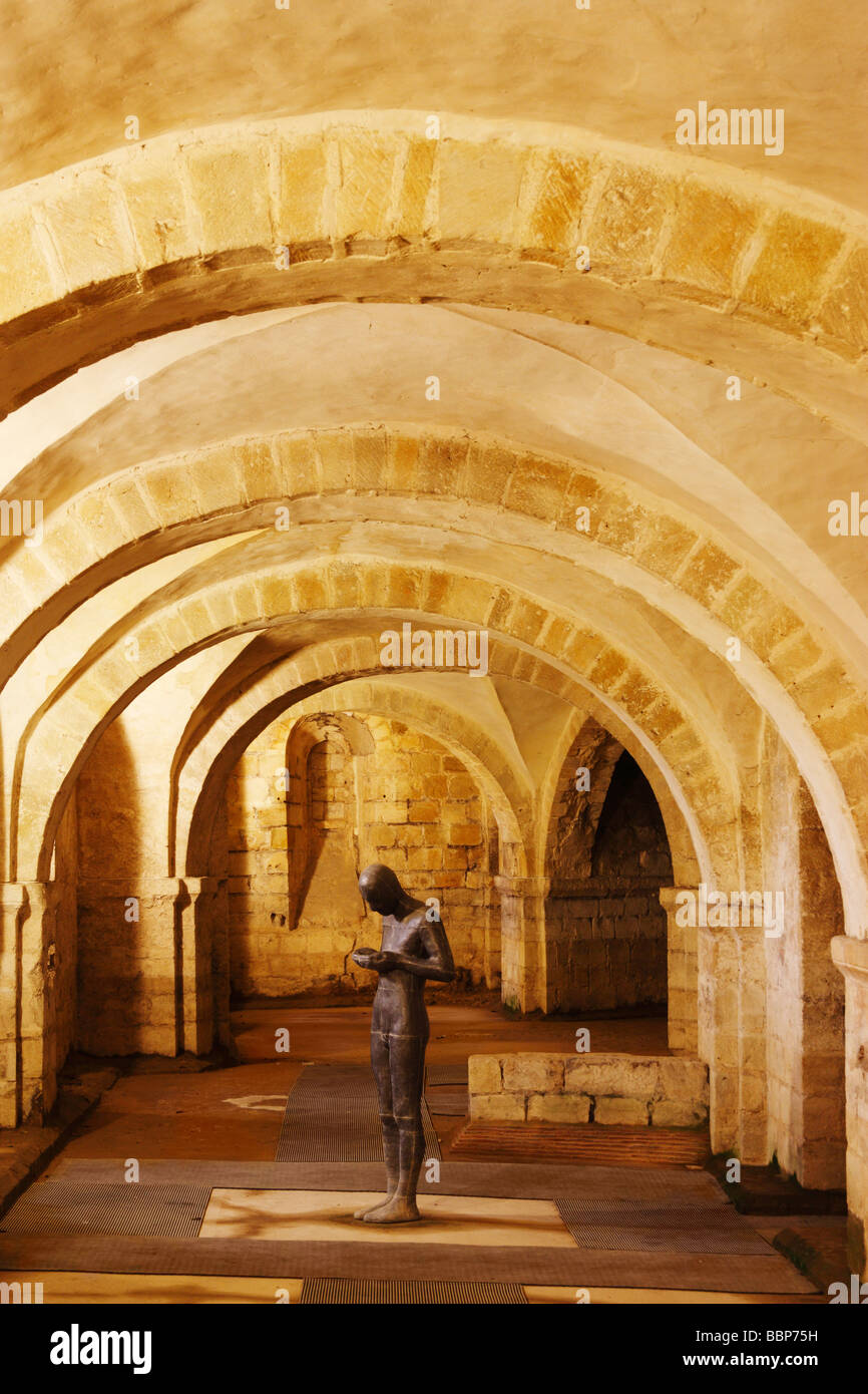 "Son 11' Sculpture par Anthony Gormley dans la crypte de la cathédrale de Winchester Banque D'Images