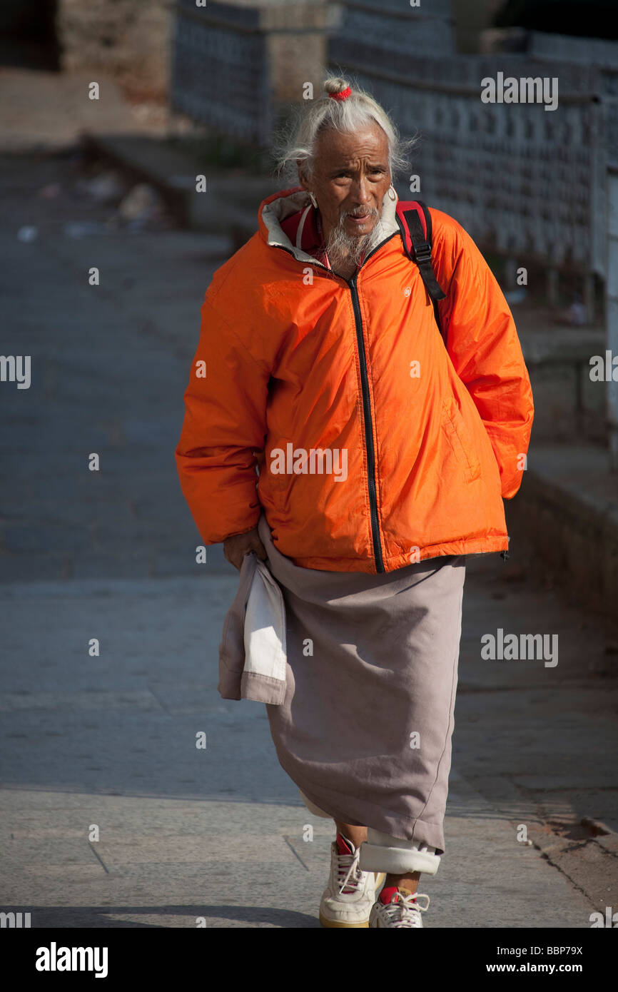 Vieil homme avec manteau orange barbe et cheveux blancs Bhoutan Banque D'Images