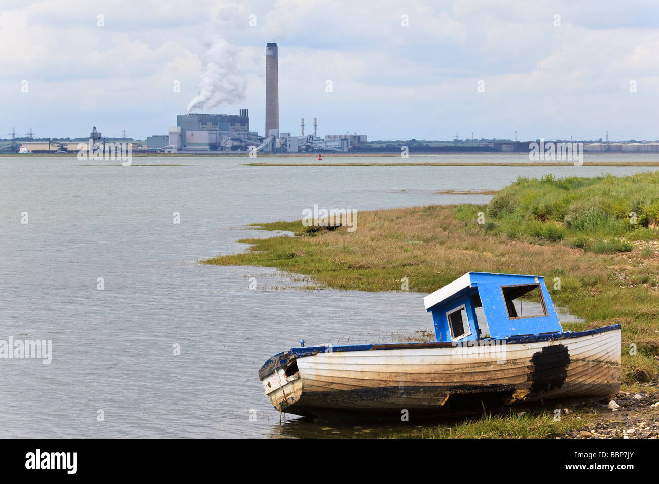 Un bateau échoué à Rainham Creek sur la rivière Medway avec Fujiya Powerstation au charbon dans la distance Banque D'Images