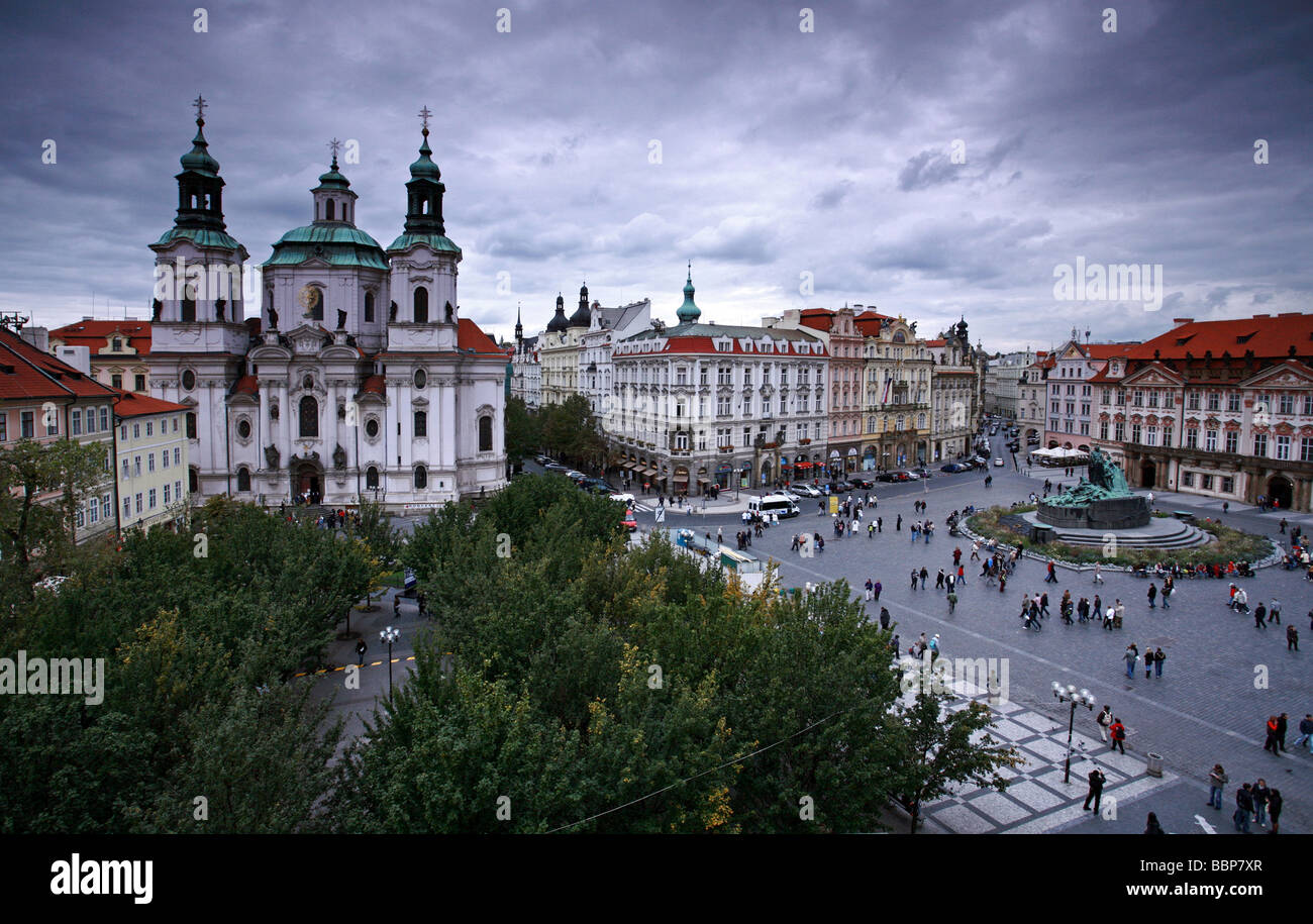 L'église St Nicolas et de la place de la vieille ville vue de l'Hôtel de Ville Banque D'Images
