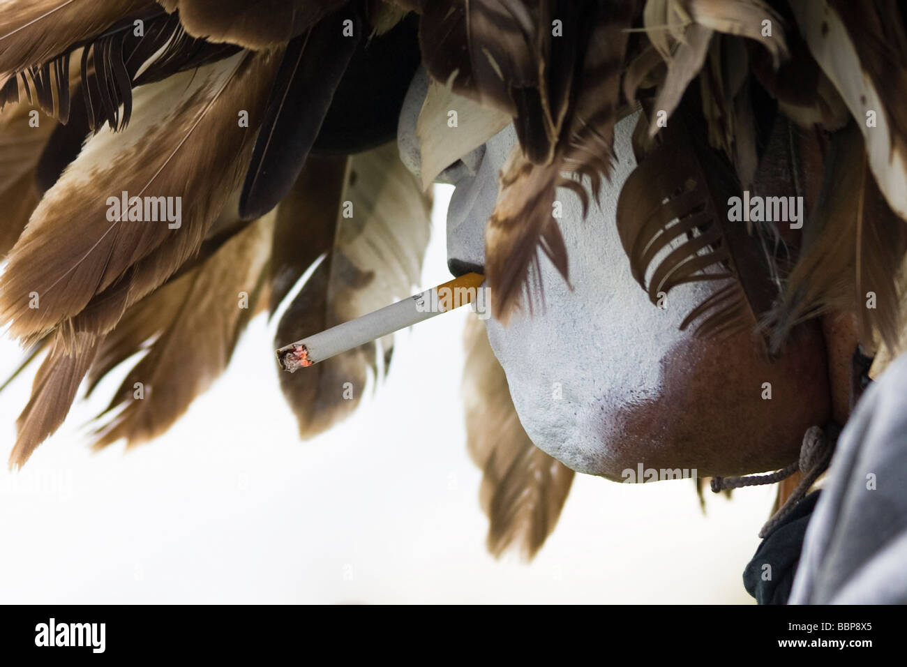 Un Amérindien au cheval de guérison Esprit PowWow de Mt. Aéré, Maryland fume une cigarette pendant une pause de danse. Banque D'Images
