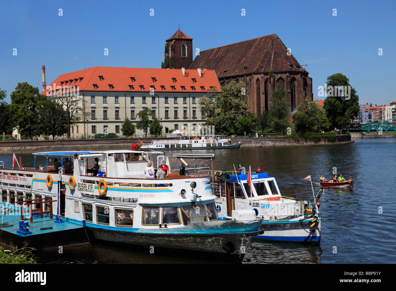 Pologne Wroclaw bateau sur l'Odra (Notre Dame sur l'église de sable Banque D'Images