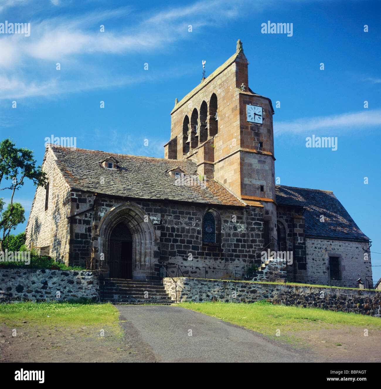 Église de Chalinargues en Auvergne. La France. Banque D'Images