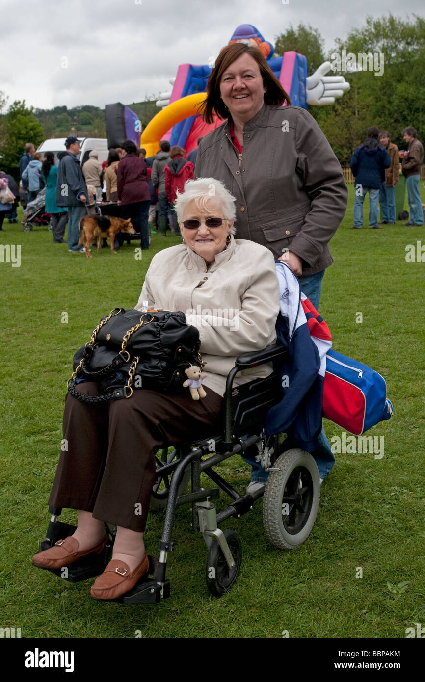 Senior citizen en chaise de roue peut jour Woodmancote Cheltenham UK 2009 Banque D'Images