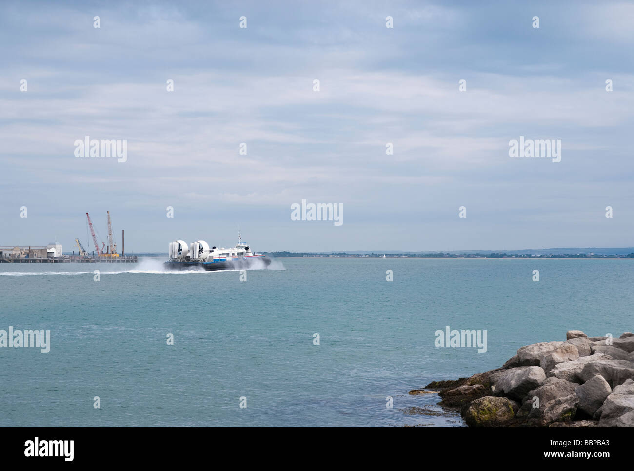 Ryde - Portsmouth hovercraft laissant Ryde sur l'île de Wight Banque D'Images