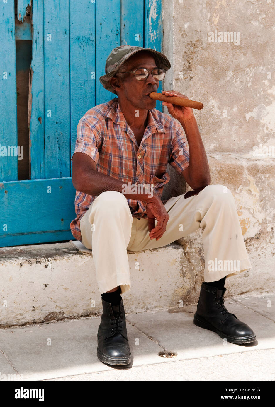 Fumer un cigare cubain de l'homme, La Havane, Cuba, Caraïbes Banque D'Images