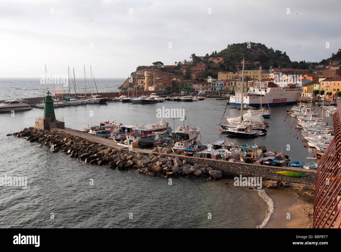 Giglio Porto l'entrée du port à l'île de Giglio et Isola del Giglio au large de la côte Toscane Banque D'Images