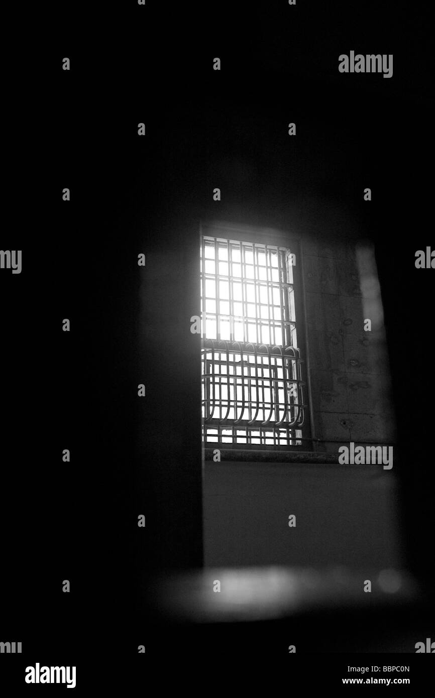 Vue à travers la petite ouverture dans la porte d'une cellule dans le bloc "D", l'isolement cellulaire au pénitencier d'Alcatraz d'aile. Banque D'Images