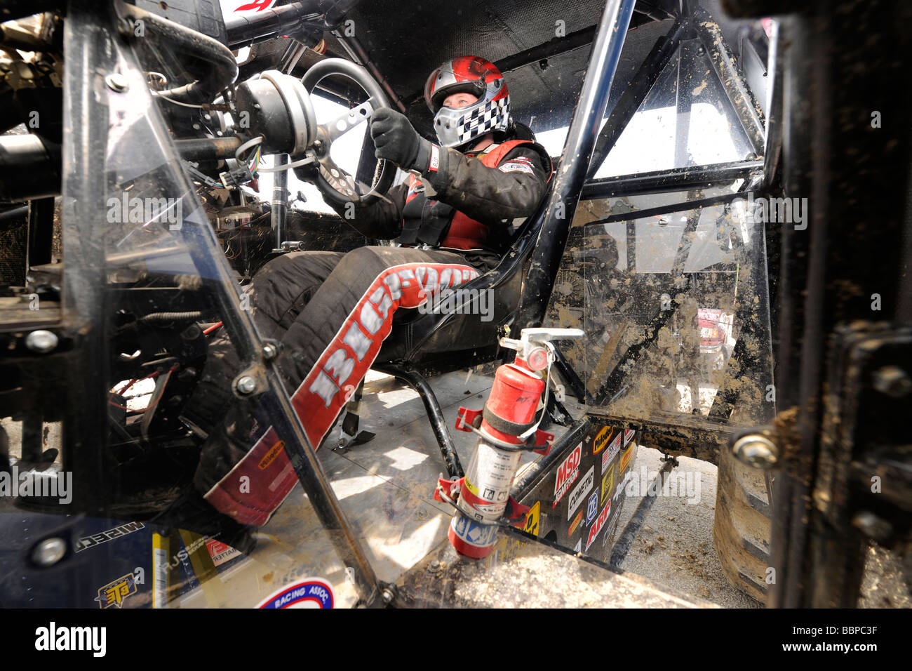 Monster Truck Driver, Larry nager, les lecteurs du Snakebite, portant des Hans. Banque D'Images