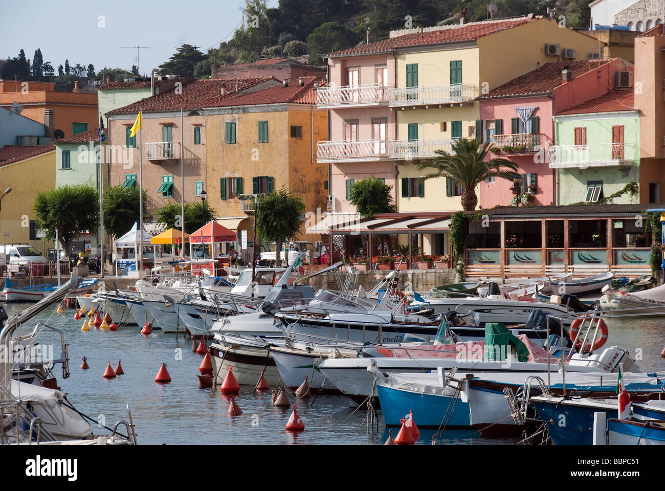 Giglio Porto l'entrée du port à l'île de Giglio et Isola del Giglio au large de la côte Toscane Banque D'Images