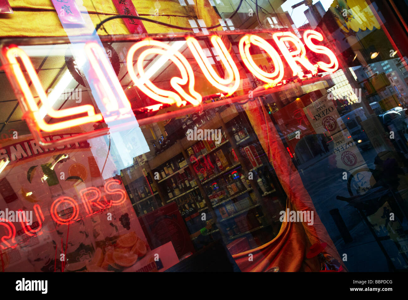 Liquor Store en néon, New York Banque D'Images