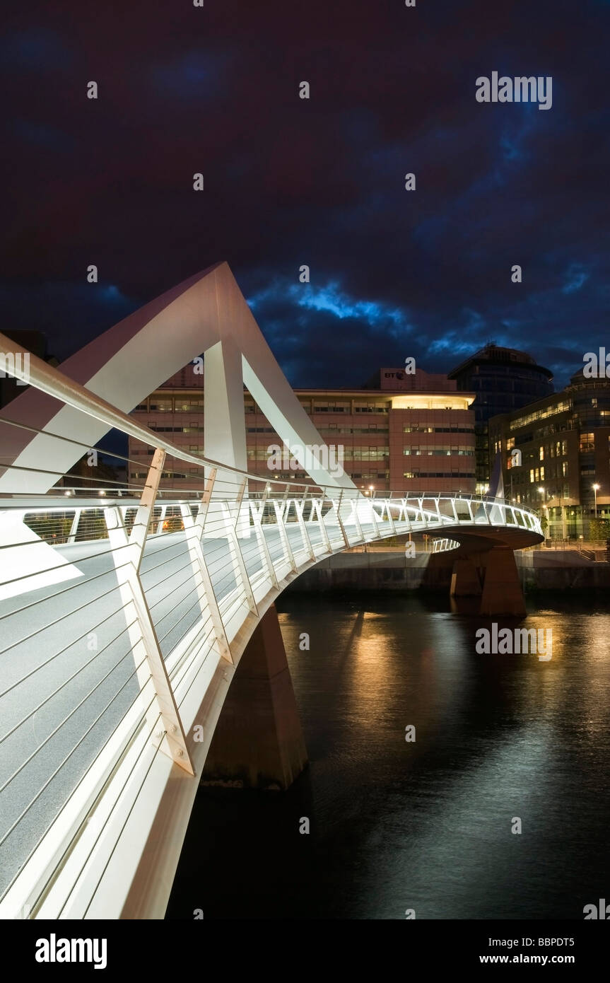 Squiggly pont enjambant la rivière Clyde à Glasgow à nuits Banque D'Images