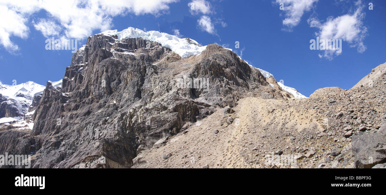 Glaciers suspendus sur des rocky mountain de la Cordillère des Andes Pérou Huayhuash Cuyoc Amérique du Sud Banque D'Images