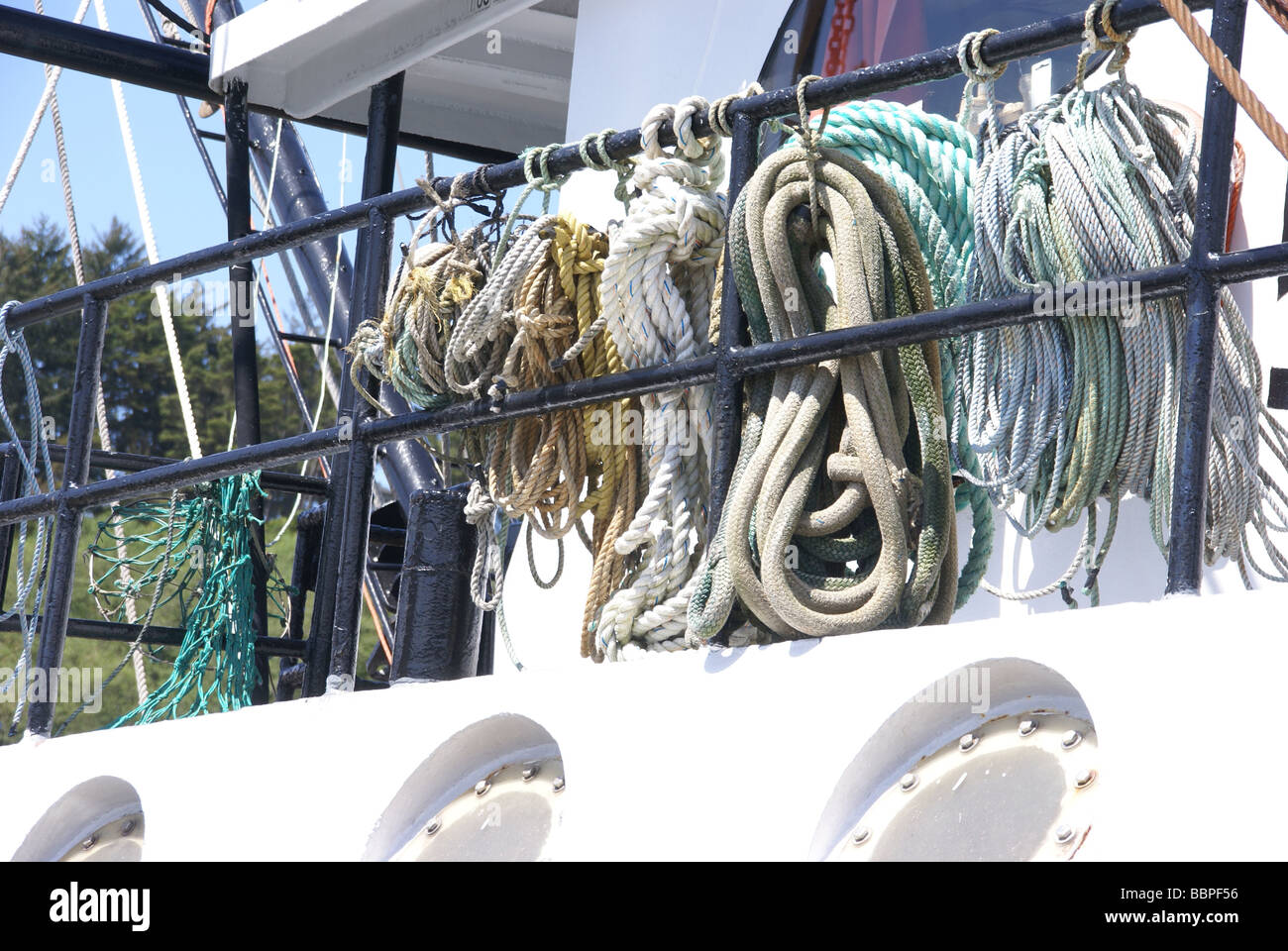 Détail du port, des rouleaux de corde sur bateau de pêche de rail Banque D'Images