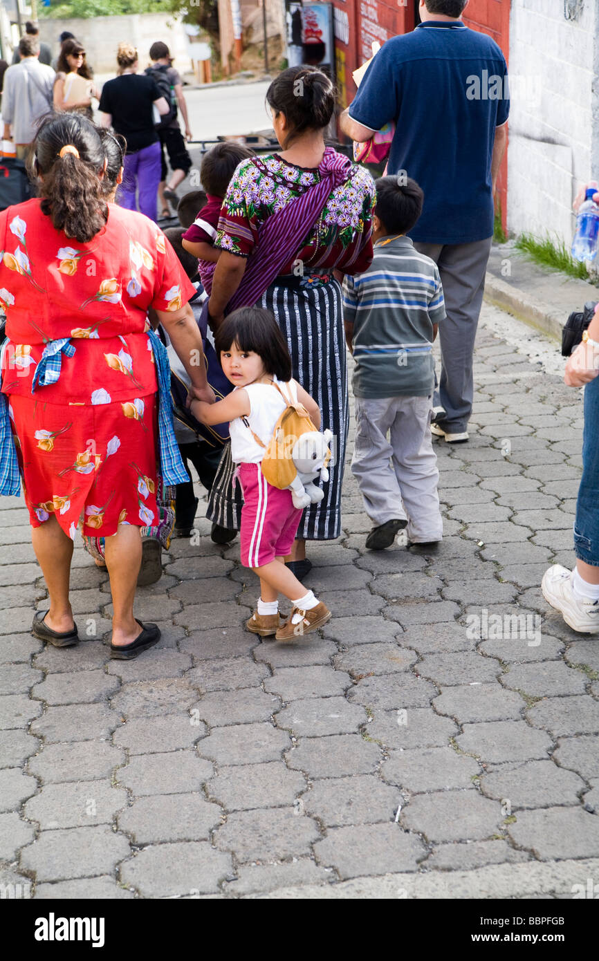 Patzicia,Guatemala;Amérique Centrale, les parents à leurs enfants à l'école Banque D'Images