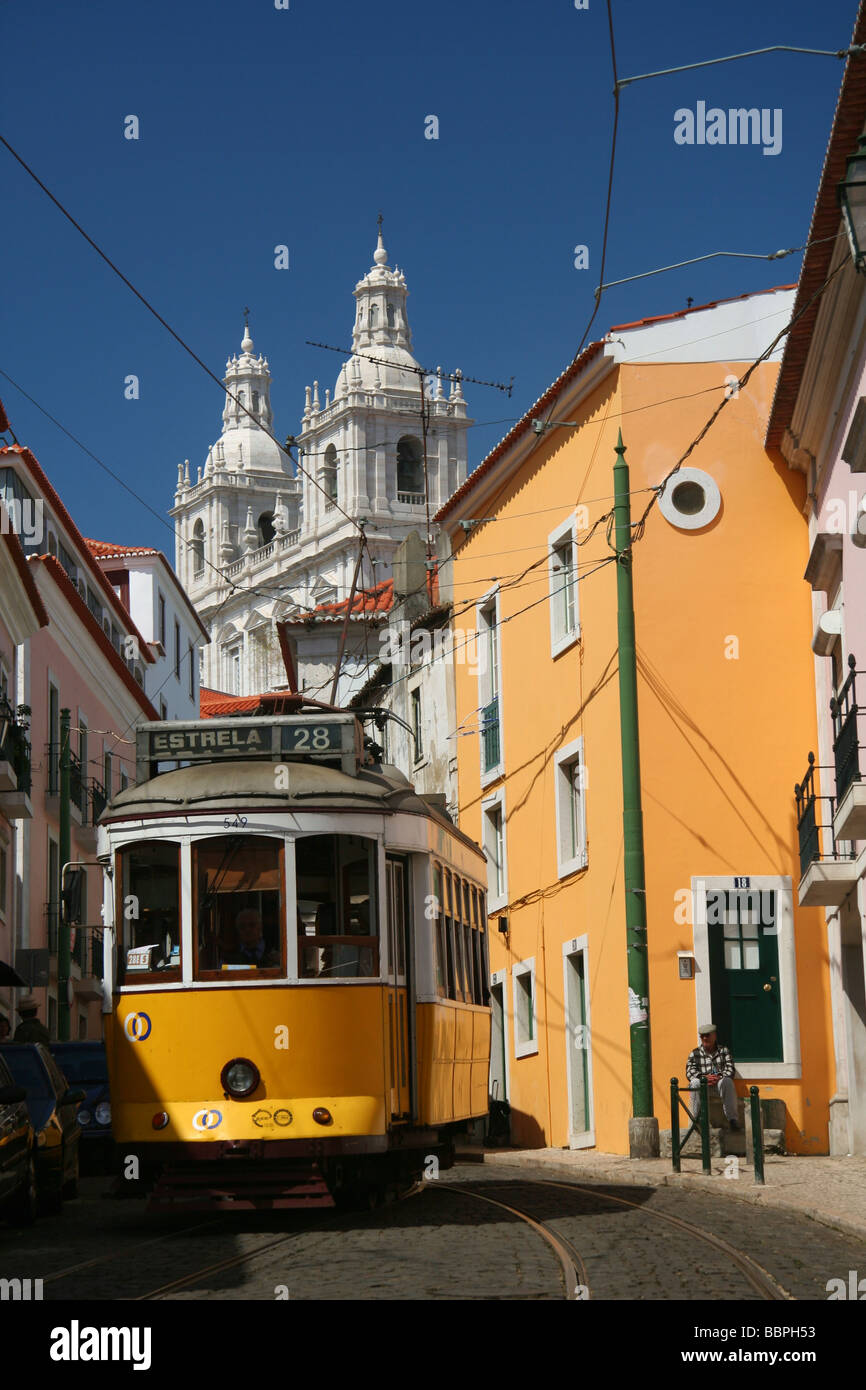 Tramway jaune no. 28 dans le quartier d'Alfama de Lisbonne Banque D'Images