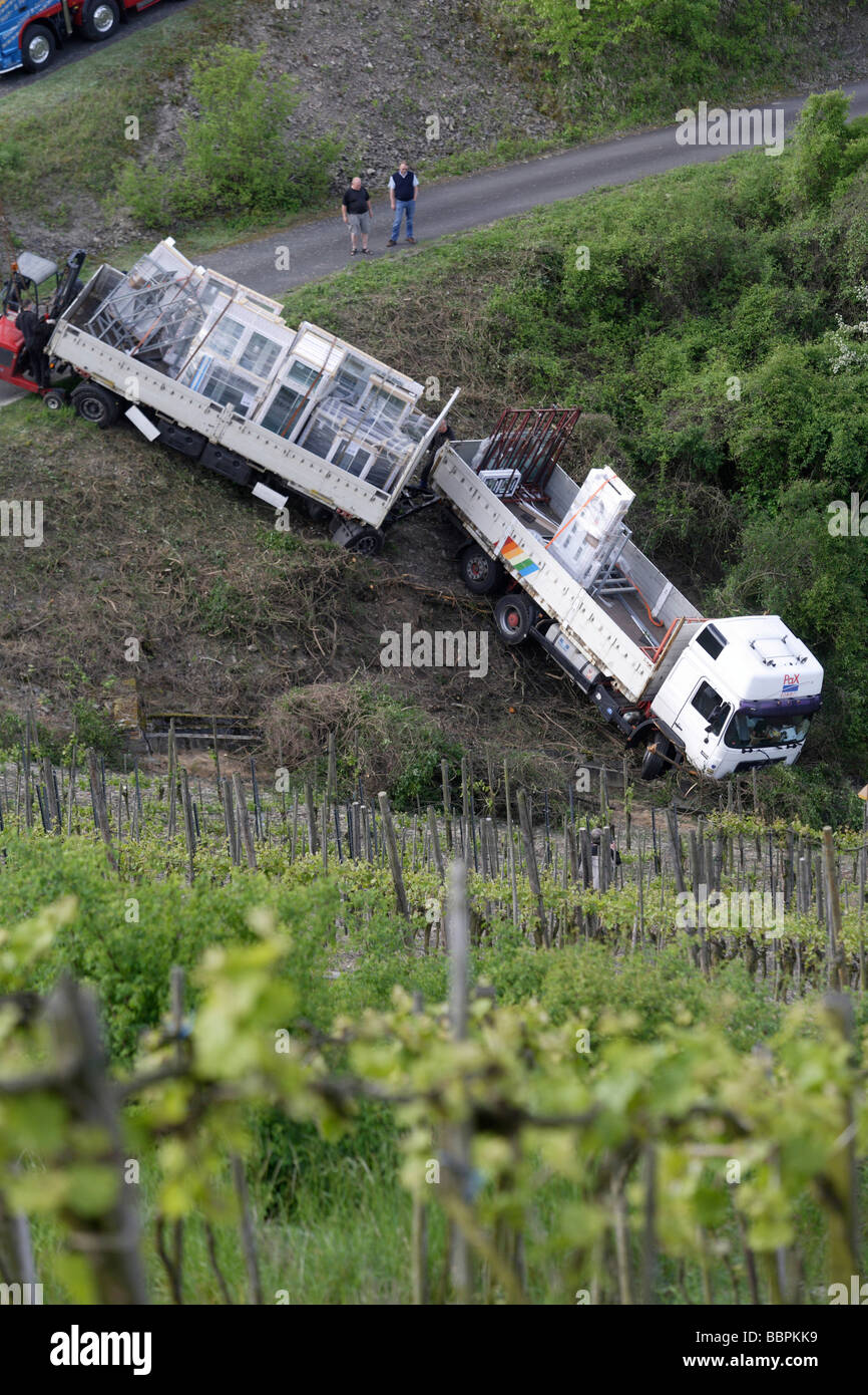 Une équipe de récupération fait glisser un camion chargé de composants de construction d'un vignoble surplombant le Rhin près de Nochren, Rhin-lahn Banque D'Images