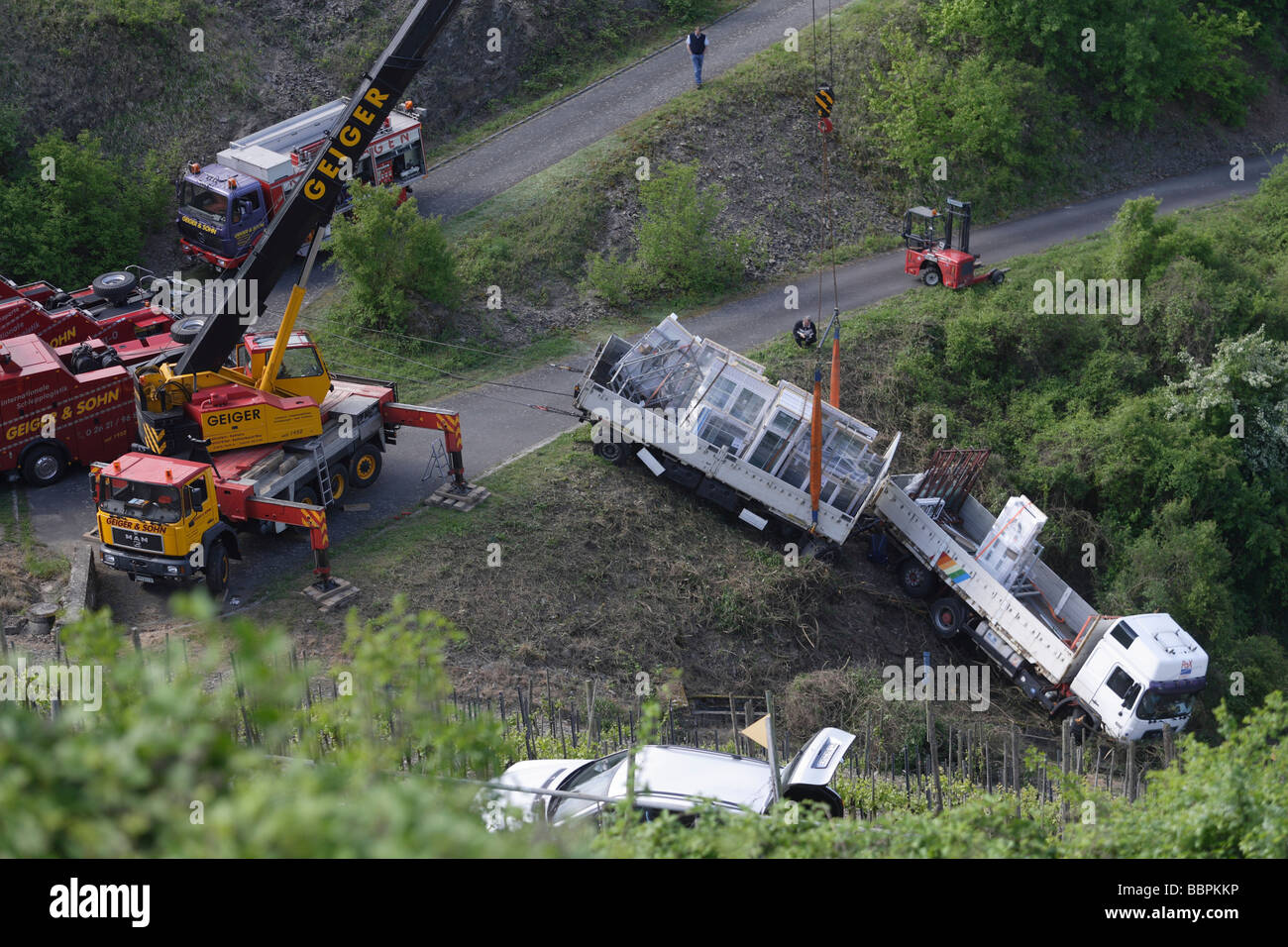 Une équipe de récupération fait glisser un camion chargé de composants de construction d'un vignoble surplombant le Rhin près de Nochren, Rhin-lahn Banque D'Images