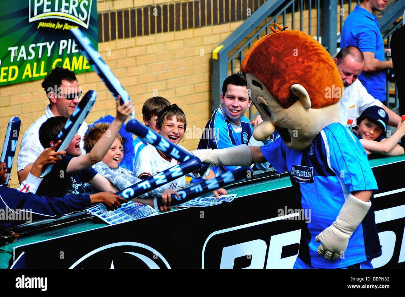 Mascotte de football 'Bodger' et fans à Wycombe Wanderers FC, UK Banque D'Images