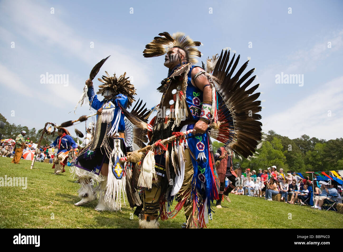 Les Amérindiens en danse traditionnelle plein regalia au 8e sommet