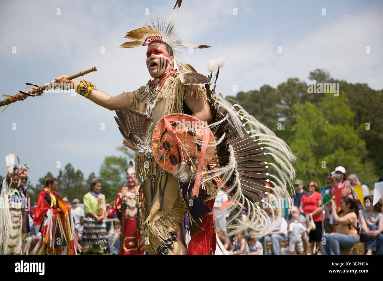 Un homme danse à la 8e Escadre Rouge PowWow de Virginia Beach, en Virginie. Banque D'Images