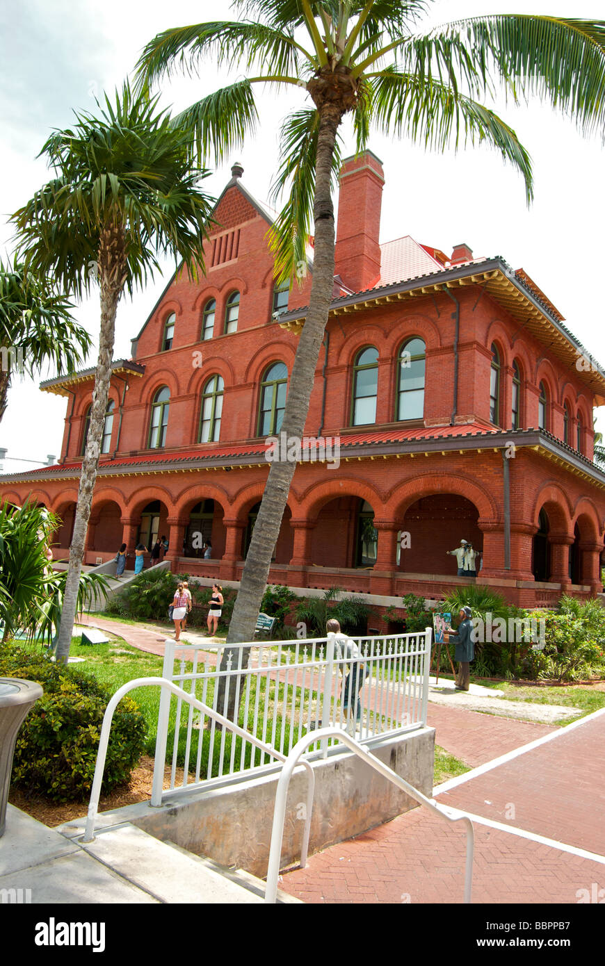 Les touristes en raison de Key West en brique rouge de l'histoire de l'Art Museum de l'Custom House Banque D'Images