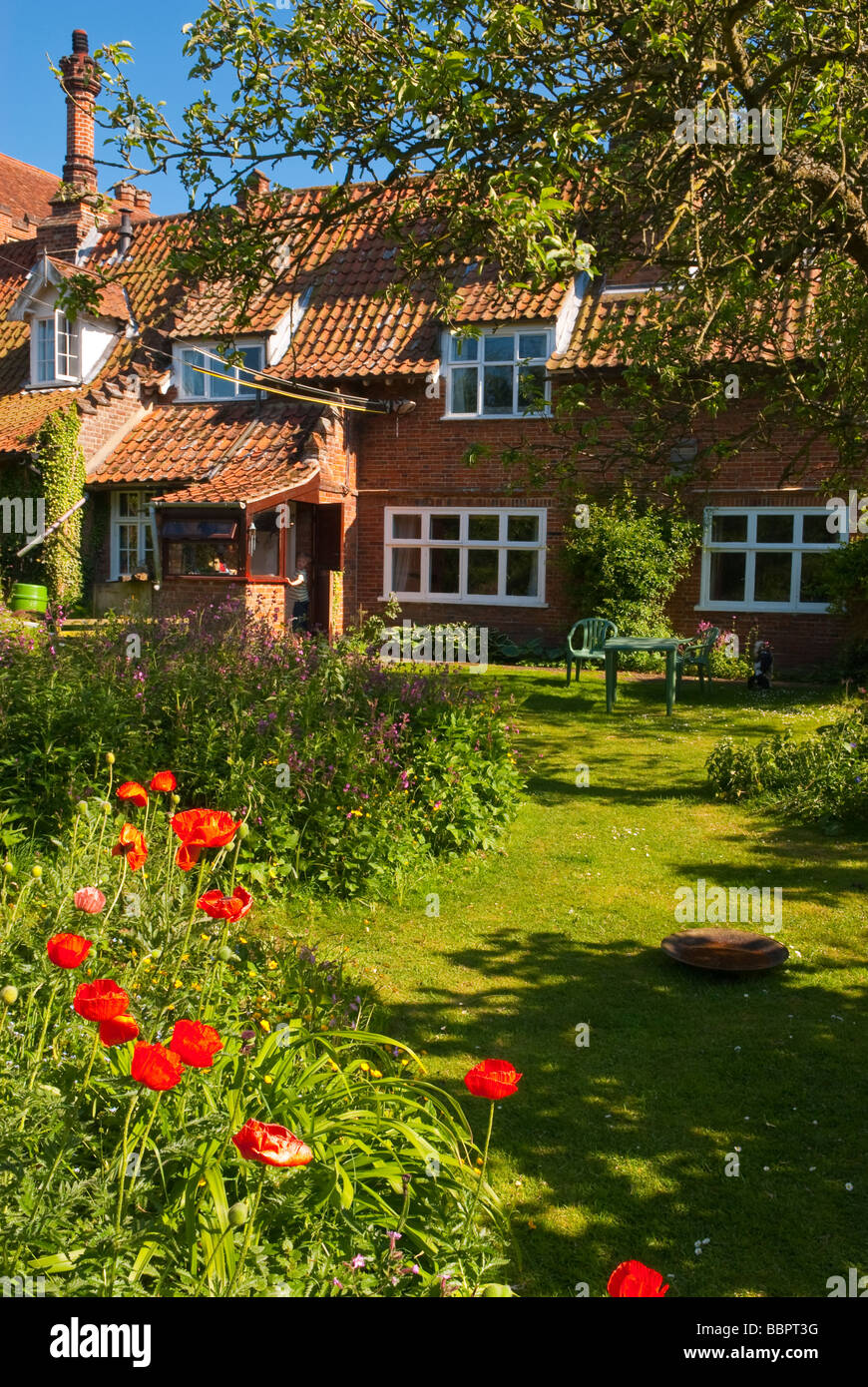 Un charmant cottage anglais au printemps de fleurs de jardin et une vue de la vie d'un pays dans le Suffolk Uk Banque D'Images