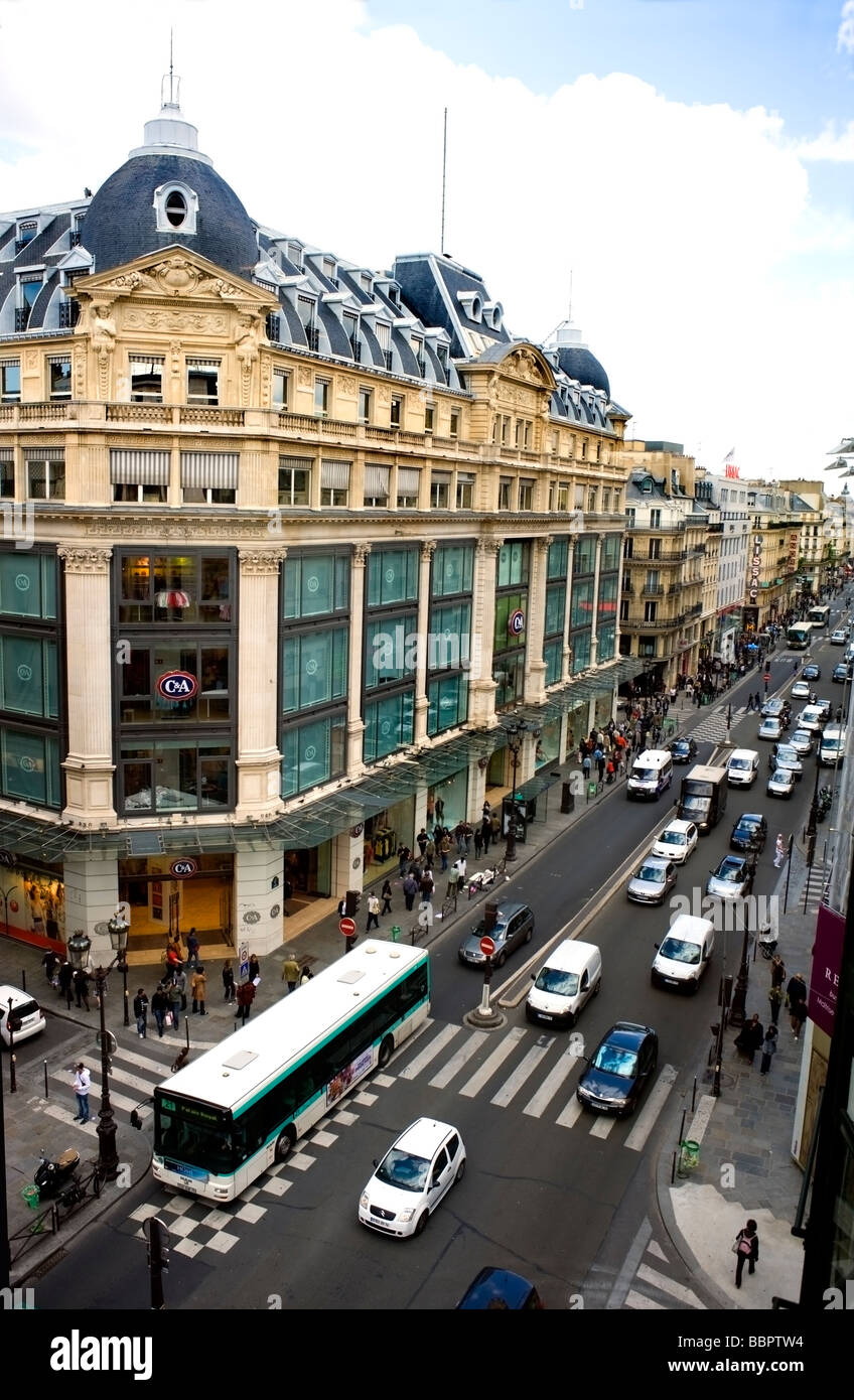 Paris France, vue aérienne, ville à angle élevé, scène de rue 'C & A' Grand magasin bâtiment, bus ratp paris, voitures, centre de la rue paris Banque D'Images