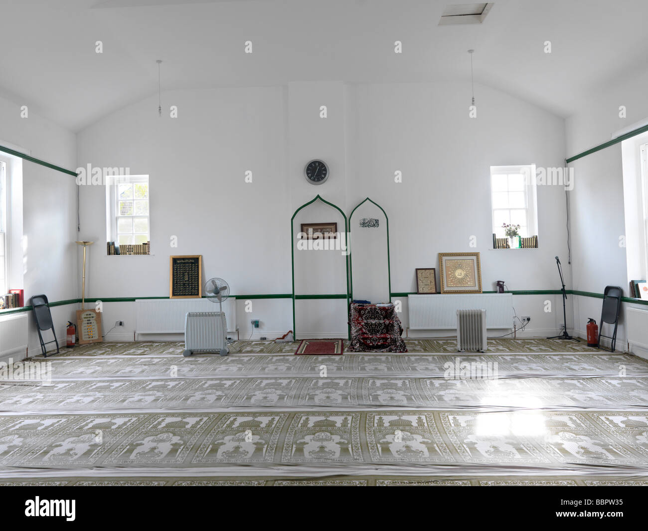 Salle de prière de la Nouvelle Mosquée dans l'ancienne église St Barnabus toutes Epsom Surrey Angleterre Banque D'Images