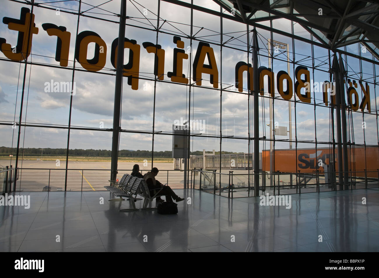 Les passagers qui attendent au Terminal de l'aéroport de Cologne Bonn Cologne Allemagne Banque D'Images