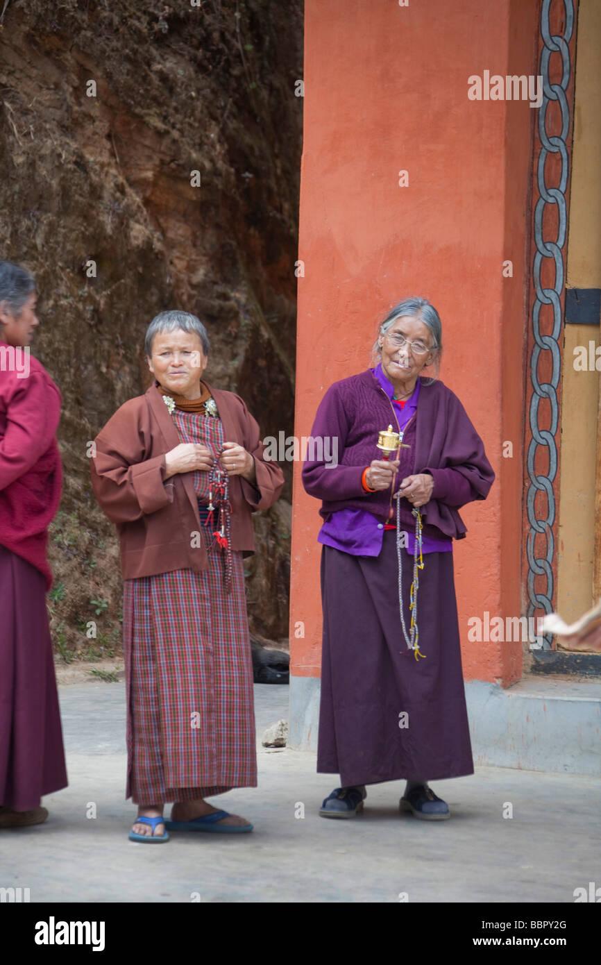 Moulin à prière des femmes en prière avec le Bhoutan Banque D'Images
