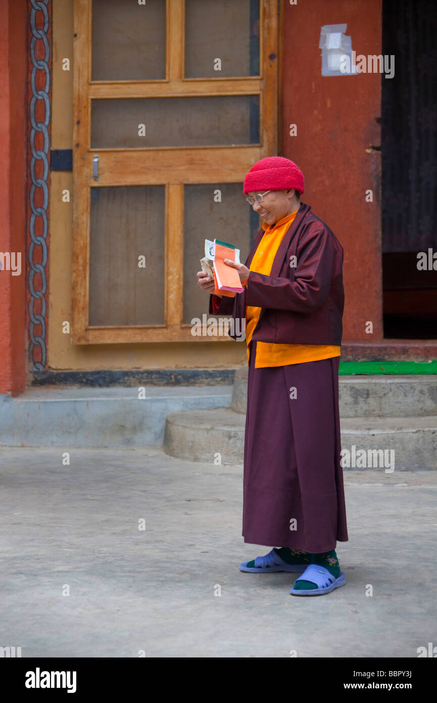 Femme en prière dans la rue, le Bhoutan Banque D'Images