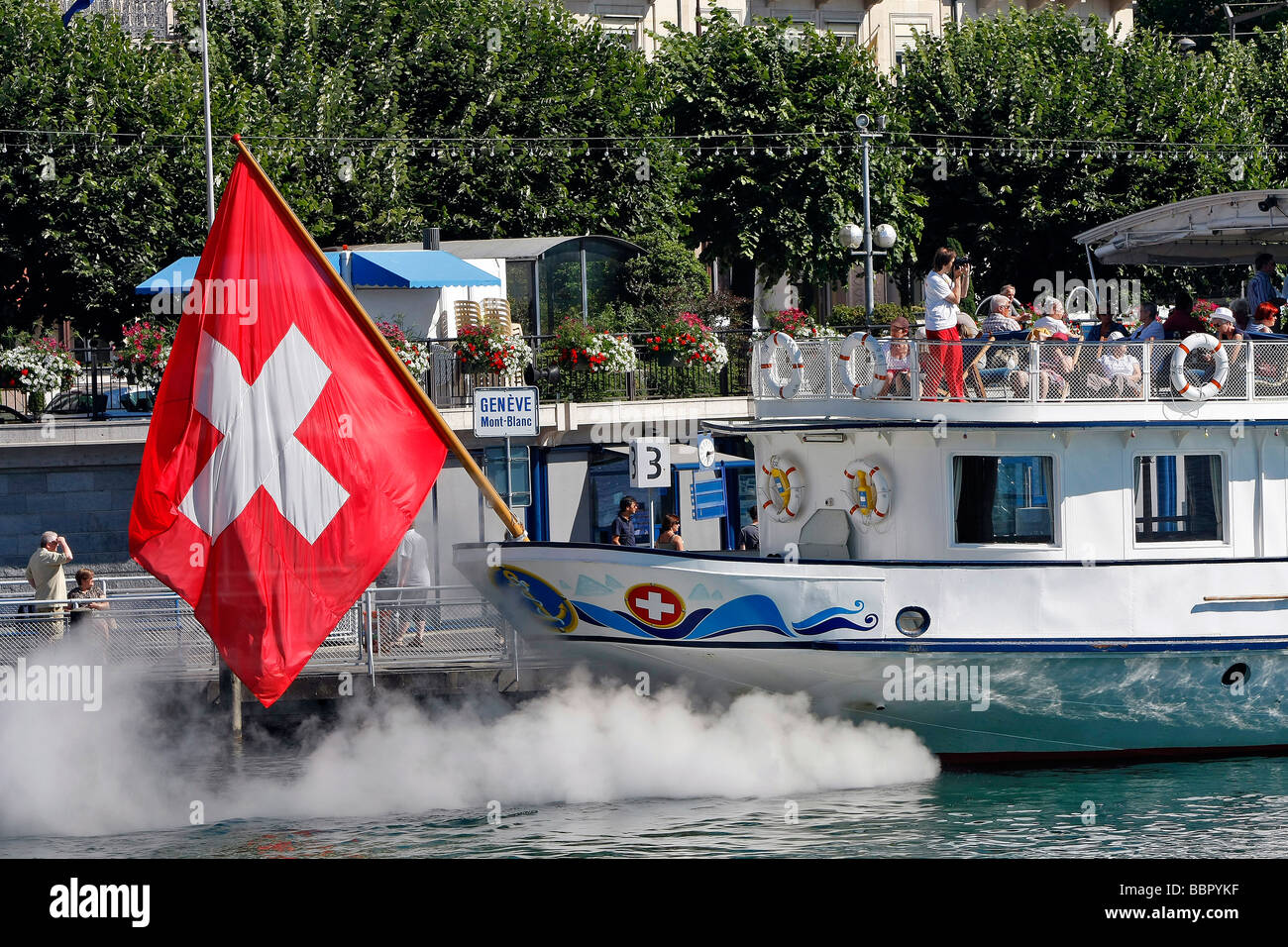 Bateau de croisière SUR LE LAC DE GENÈVE, EN FACE DE LA VILLE DE GENÈVE, SUISSE ET DRAPEAU SUISSE Banque D'Images