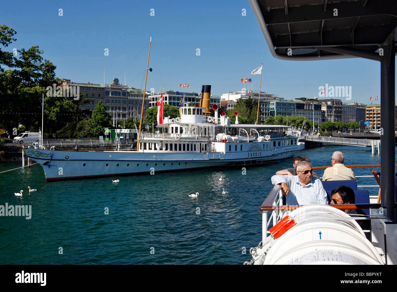 Randonnée SUR UN BATEAU DE CROISIÈRE SUR LE LAC DE GENÈVE, EN FACE DE LA VILLE DE GENÈVE, SUISSE Banque D'Images