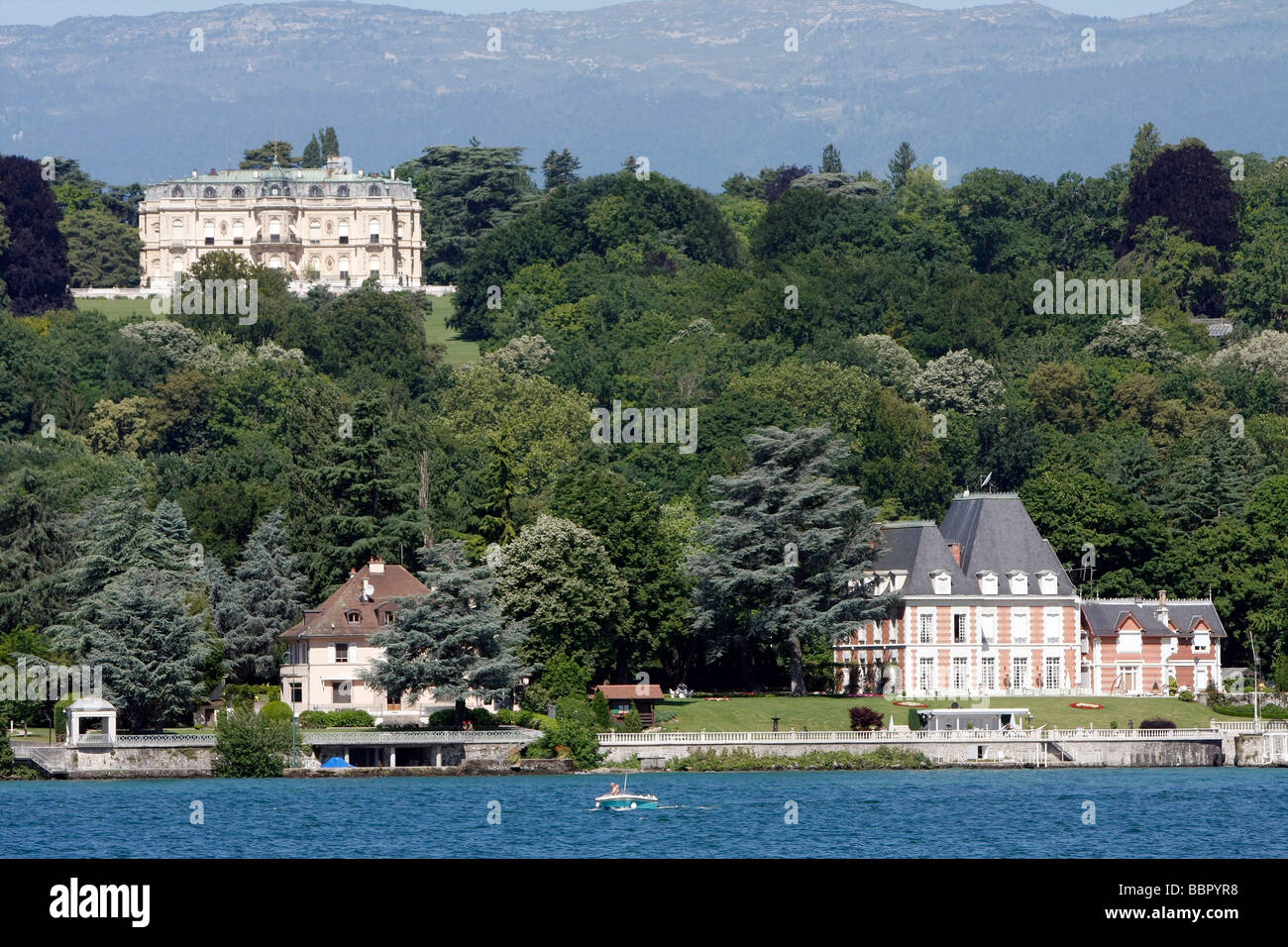 Voile SUR LE LAC LÉMAN EN FACE DU CHÂTEAU DE ROTHSCHILD à Pregny, CANTON DE GENÈVE, SUISSE Banque D'Images