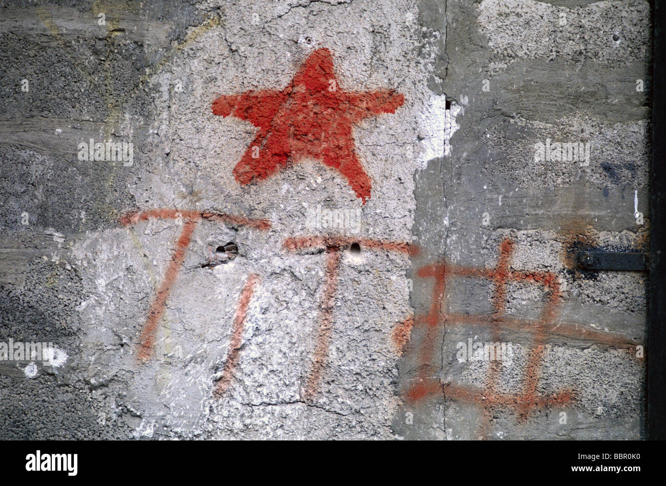 Graffiti sur le mur - red star et Tito sign Banque D'Images