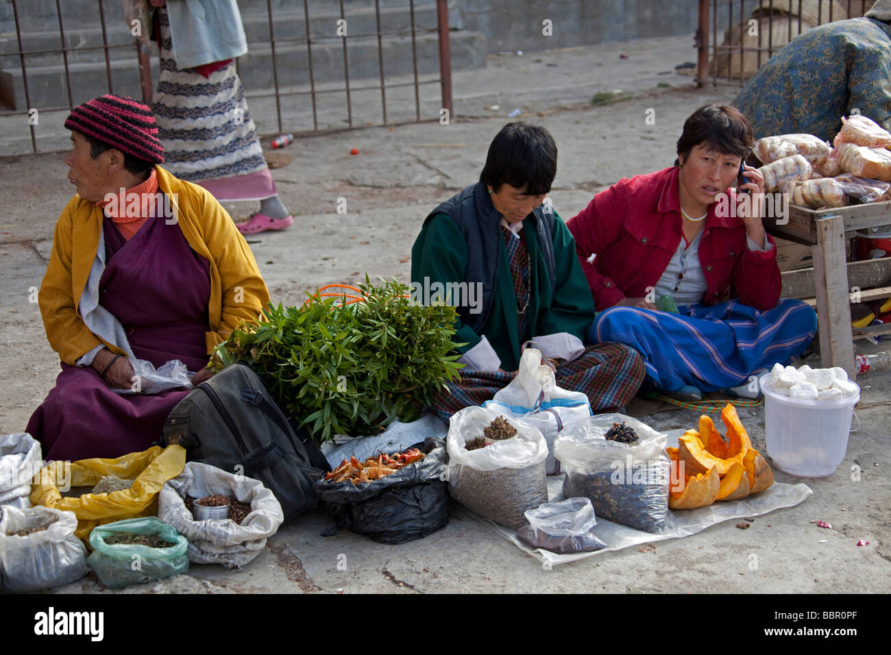 Les commerçants du marché au marché de légumes et fruits de Paro, Bhoutan, Asie Banque D'Images