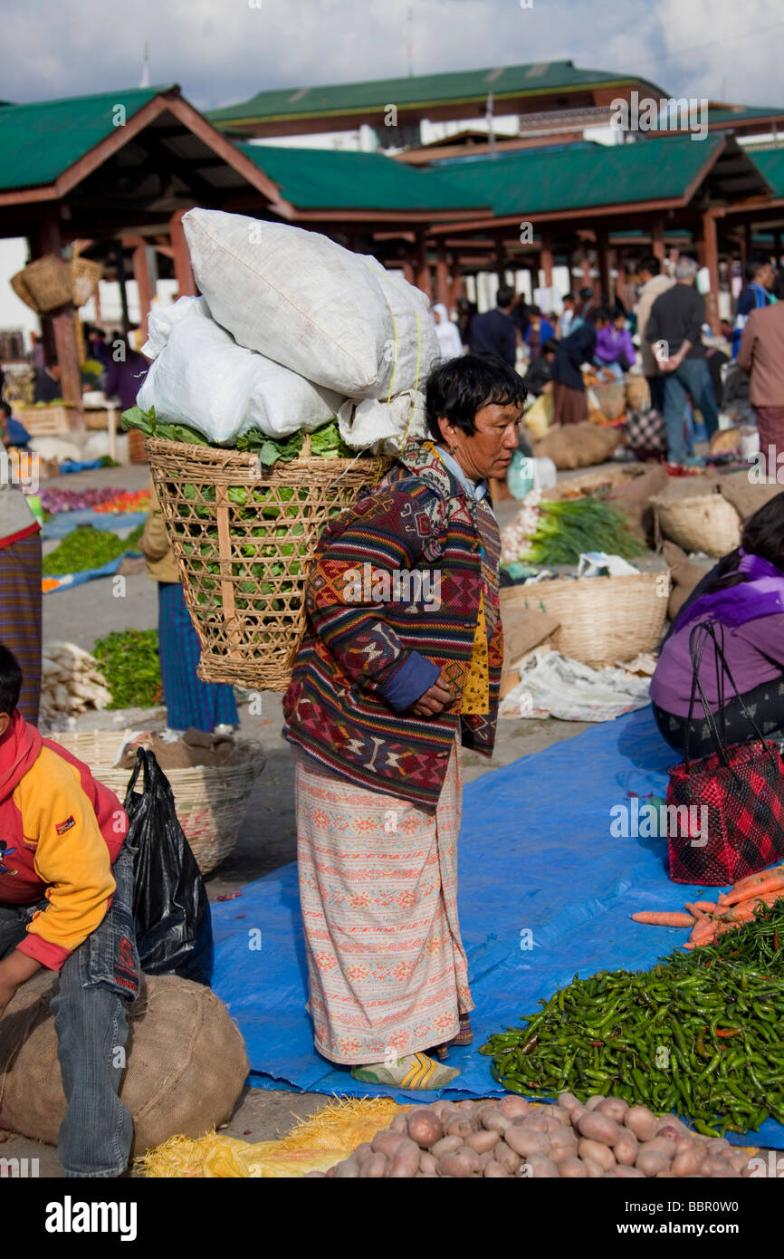 Les commerçants du marché au marché de légumes et fruits de Paro, Bhoutan, Asie Banque D'Images