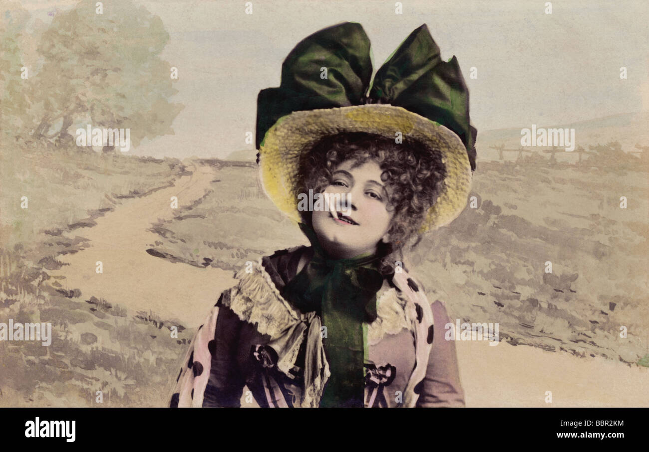 Carte postale de la dame édouardienne actrice Music hall femmes comédie fumer une cigarette, portant un grand chapeau avec un gros noeud sur le dessus, daté de 1907, Royaume-Uni Banque D'Images