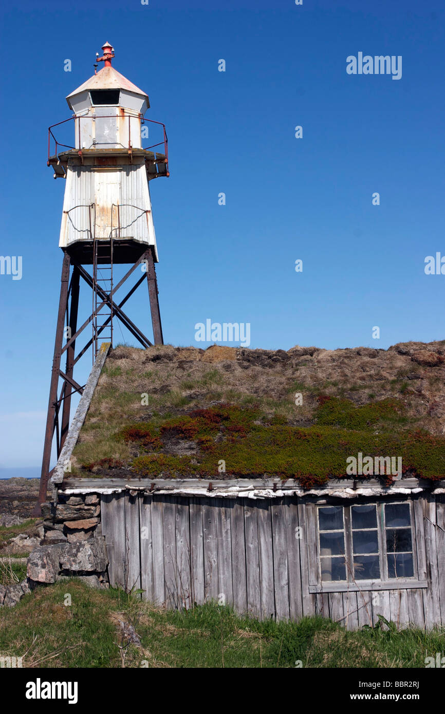 Vieux phare et des maisons abandonnées, l'île LANGOYA, ARCHIPEL VESTERALEN, NORVÈGE Banque D'Images