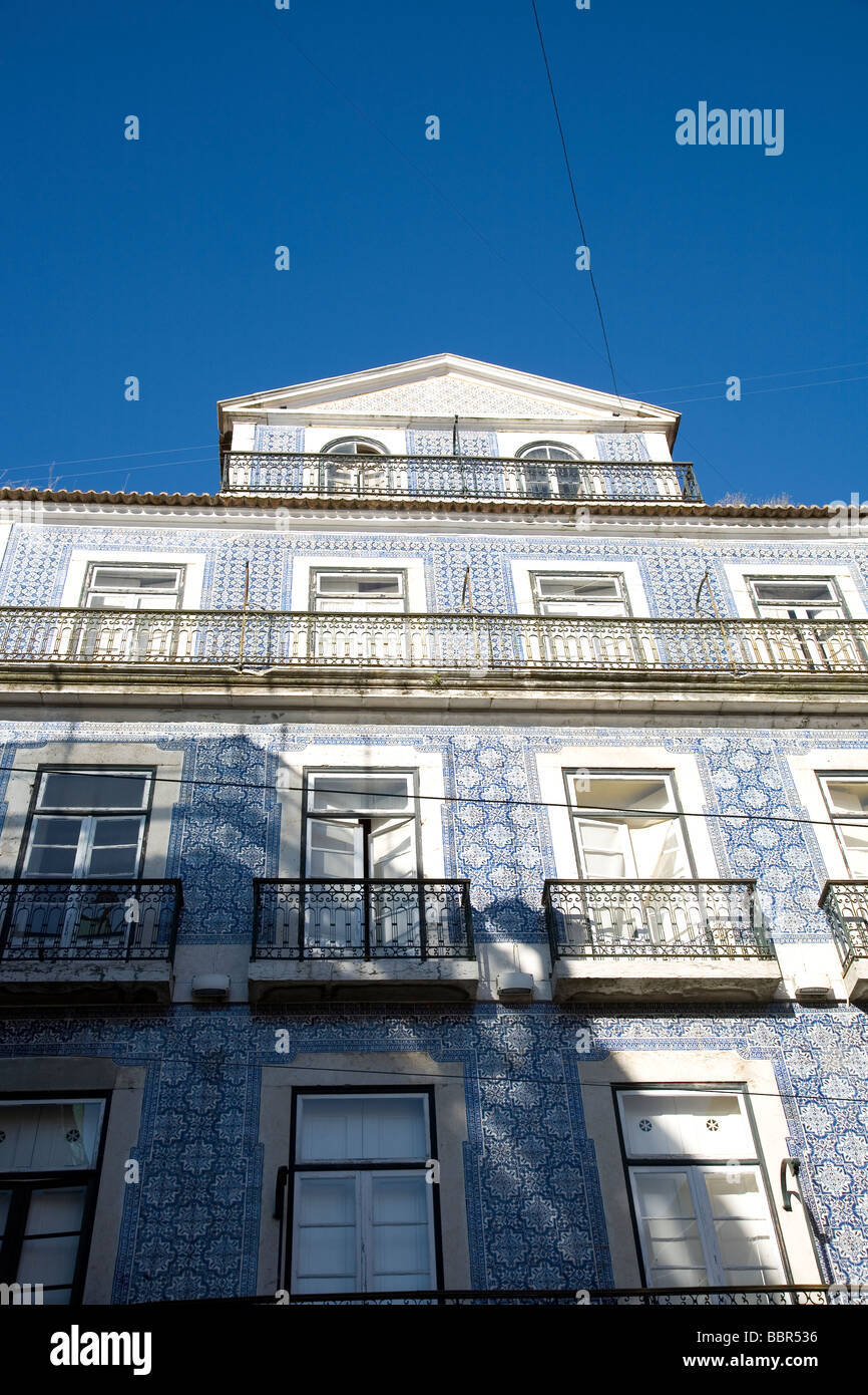 Une façade de bâtiment dans le centre de Lisbonne - sol carrelé avec des carreaux portugais bleu Banque D'Images