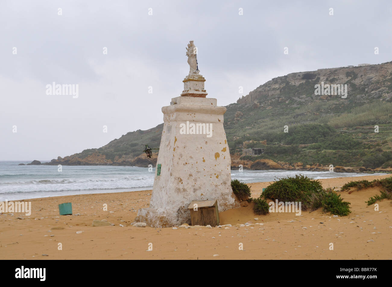 Statue sur les rives de la baie de Ramla à Gozo Banque D'Images