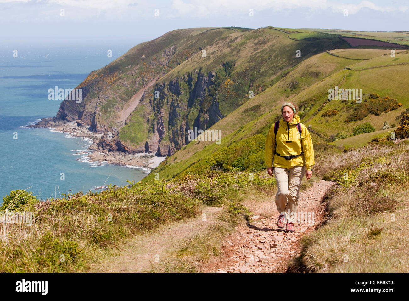 Une femme sur le South West Coast Path près de Combe Martin dans le Devon UK Banque D'Images