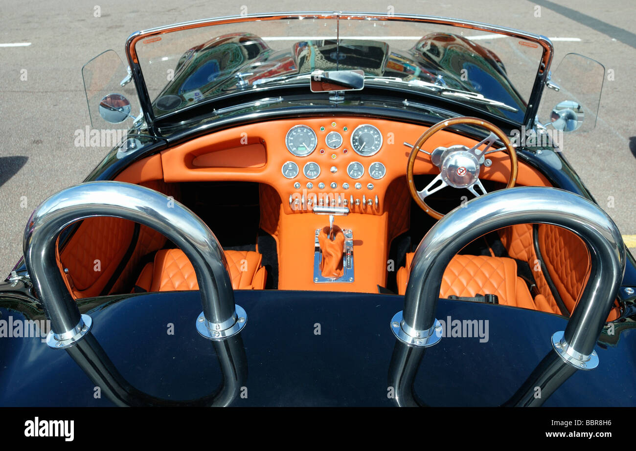 L'intérieur et un tableau de bord de pilotage d'une AC Cobra Banque D'Images