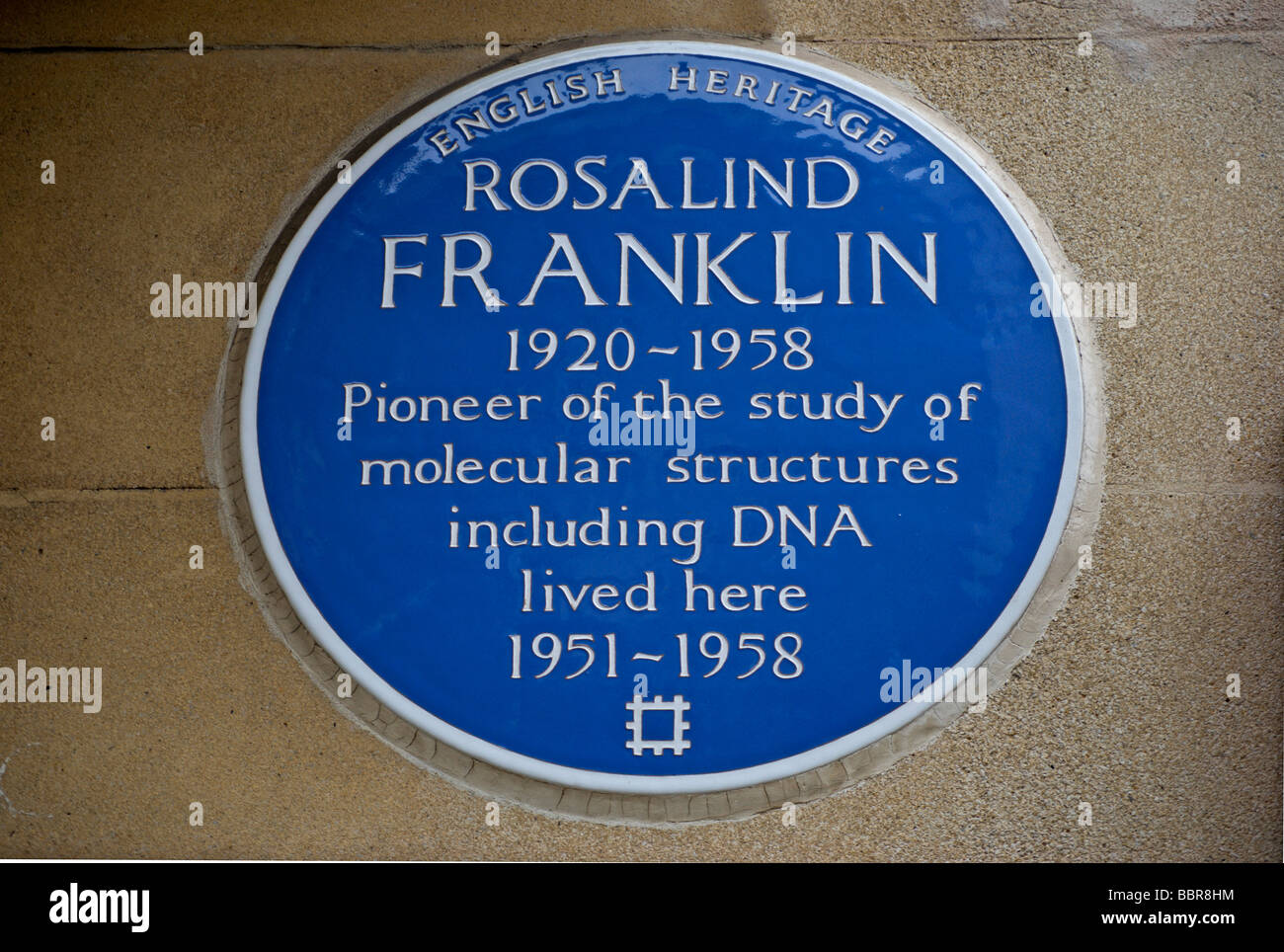 plaque bleue du patrimoine anglais marquant une ancienne maison de scientifique pionnier rosalind franklin, notée pour son travail sur l'adn, kensington, londres, angleterre Banque D'Images