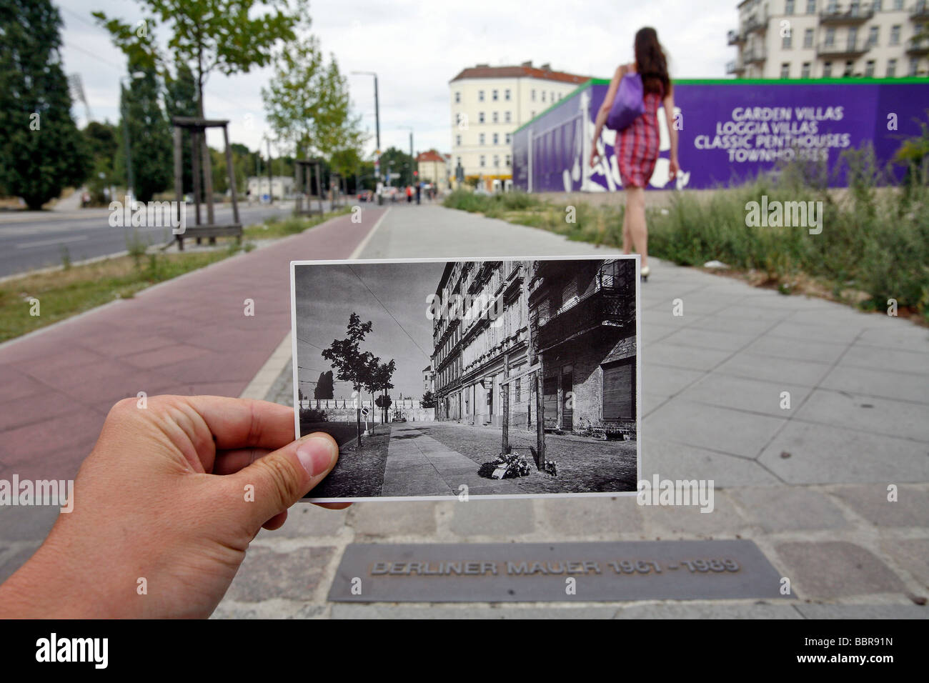Poster Cartes Avant Et Une Photo Apres La Chute Du Mur Memorial Du Mur De Berlin Berliner Mauer Bernauer Strasse Berlin Allemagne Photo Stock Alamy