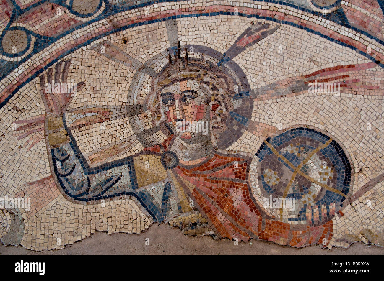 De l'ancien segment sol de mosaïque du zodiaque montrant le dieu Soleil, Hélios appartenant à la Synagogue de Hammat Tiberias à la périphérie de Tibériade en Israël Banque D'Images
