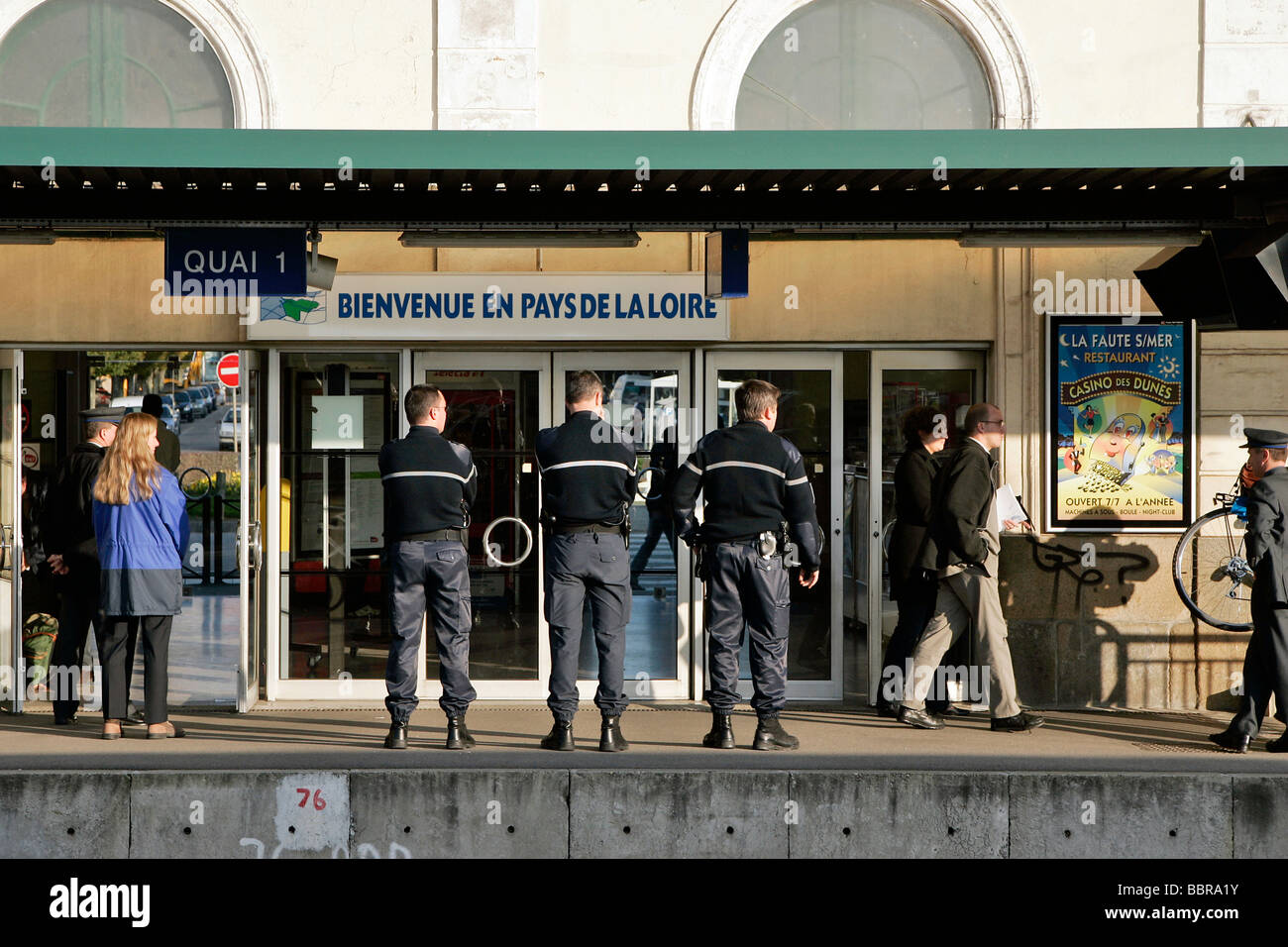 La présence policière DANS LA GARE DE LA ROCHEsurYon, Vendée (85), FRANCE Photo Stock Alamy