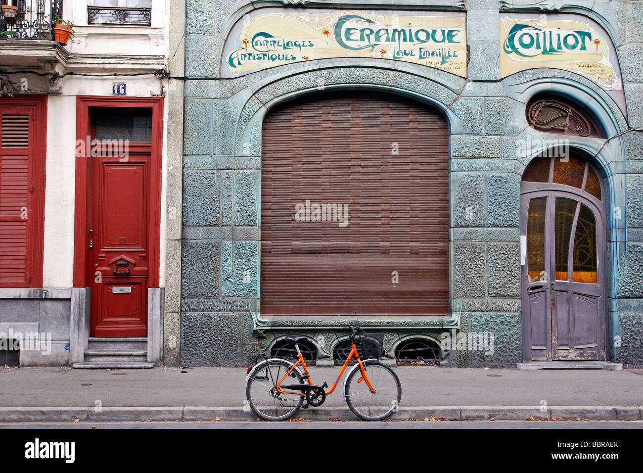 Façade DE LA MAISON COILLIOT, carreaux céramiques artistiques et bouilloire, LILLE, NORD (59), FRANCE Banque D'Images