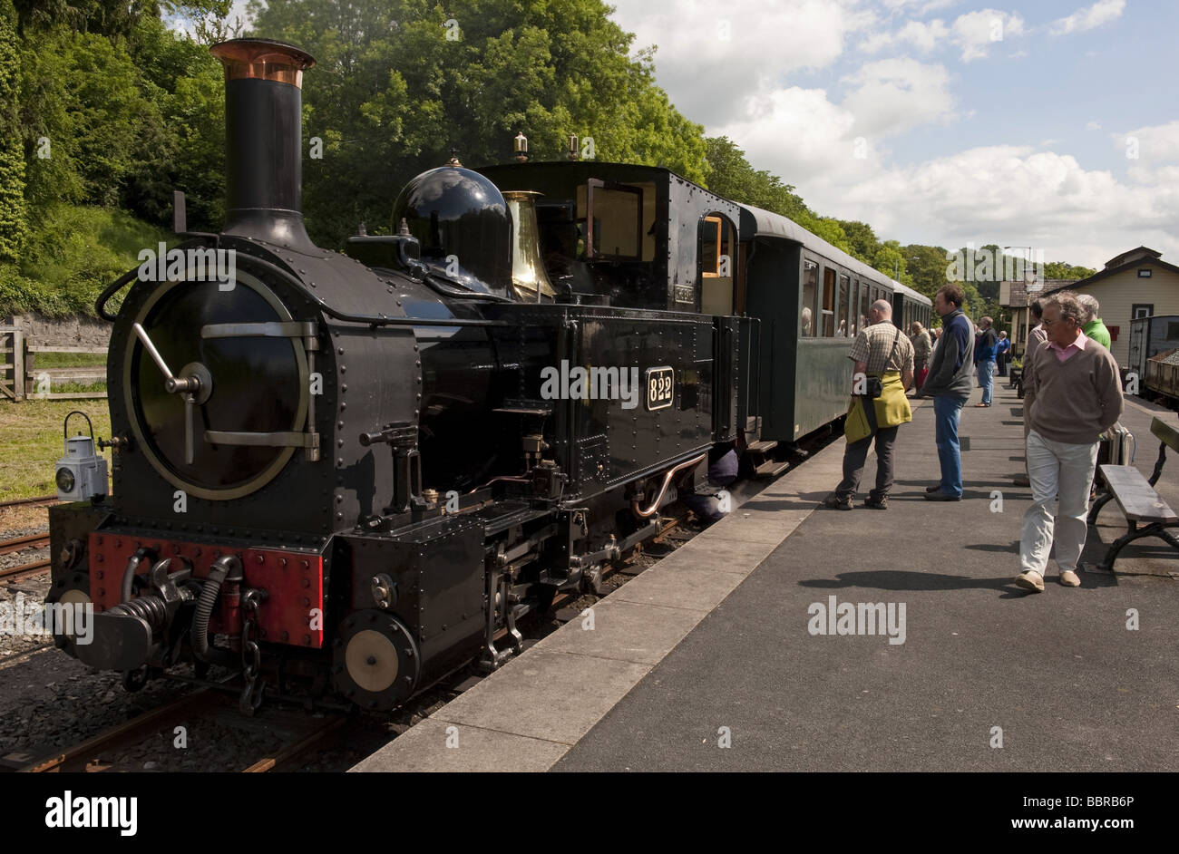 Les touristes à bord du 'Comte' narrow gauge steam engine carrosses à Welshpool station sur Llanfair Light Railway attraction Banque D'Images